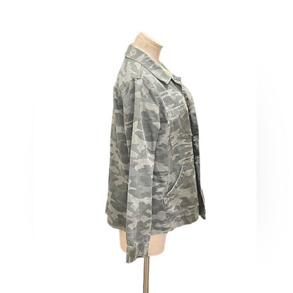 Edgy Chic: Universal Threads Green Camo Denim Jacket - Picture 2 of 3